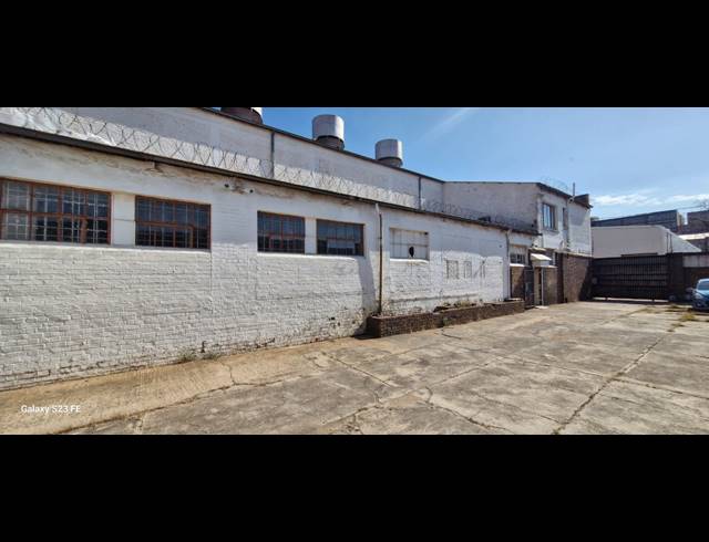 1,500M² WAREHOUSE FOR SALE IN NEW CENTRE